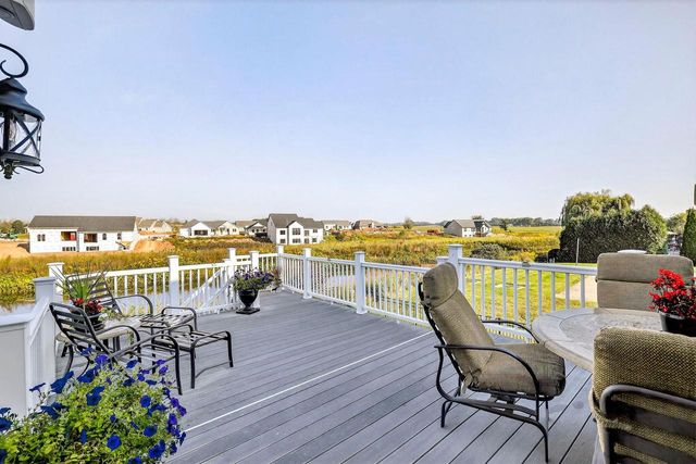 5667 N SUMMERLAND STREET, Appleton, WI 54913