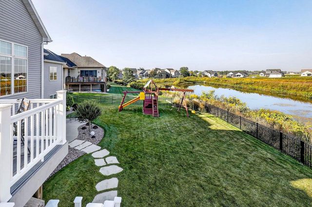 5667 N SUMMERLAND STREET, Appleton, WI 54913