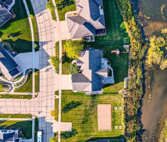 5667 N SUMMERLAND STREET, Appleton, WI 54913