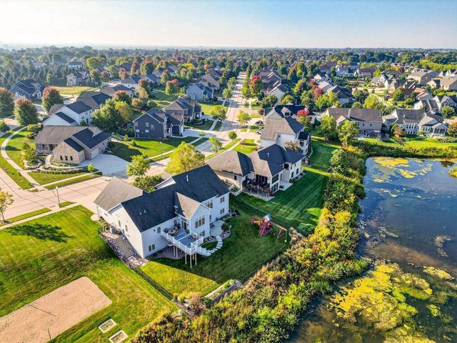 5667 N SUMMERLAND STREET, Appleton, WI 54913