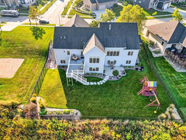 5667 N SUMMERLAND STREET, Appleton, WI 54913