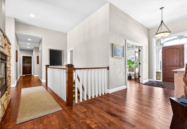 5667 N SUMMERLAND STREET, Appleton, WI 54913