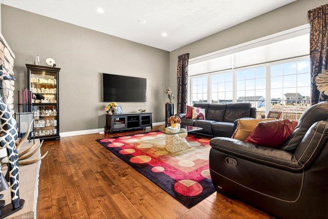 5667 N SUMMERLAND STREET, Appleton, WI 54913