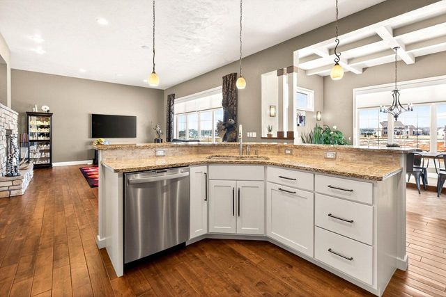 5667 N SUMMERLAND STREET, Appleton, WI 54913