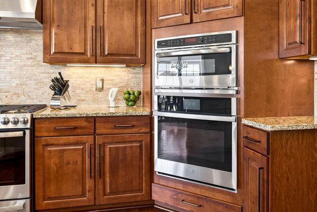 5667 N SUMMERLAND STREET, Appleton, WI 54913