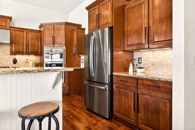 5667 N SUMMERLAND STREET, Appleton, WI 54913