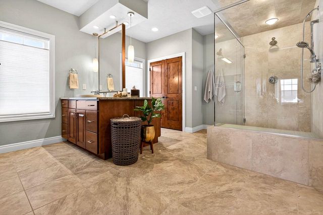 5667 N SUMMERLAND STREET, Appleton, WI 54913