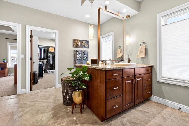 5667 N SUMMERLAND STREET, Appleton, WI 54913