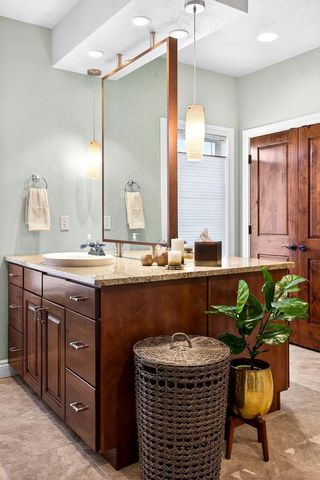 5667 N SUMMERLAND STREET, Appleton, WI 54913