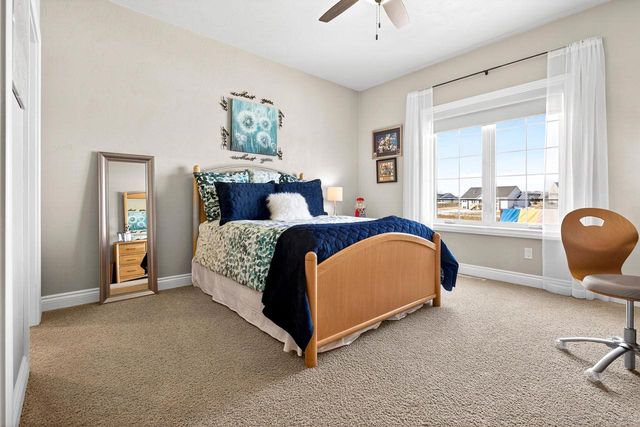 5667 N SUMMERLAND STREET, Appleton, WI 54913