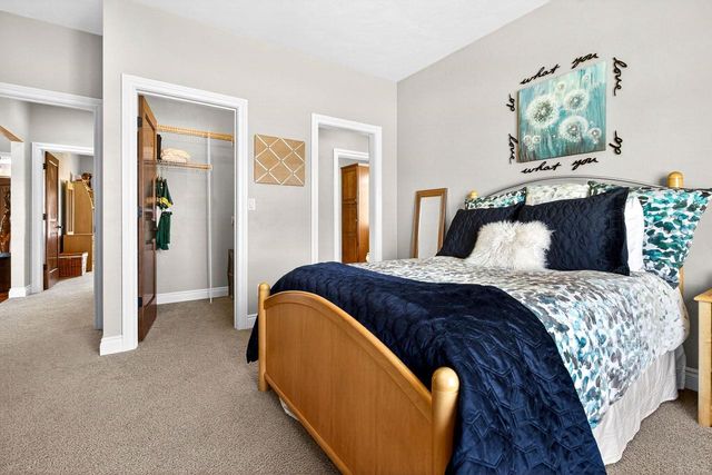 5667 N SUMMERLAND STREET, Appleton, WI 54913