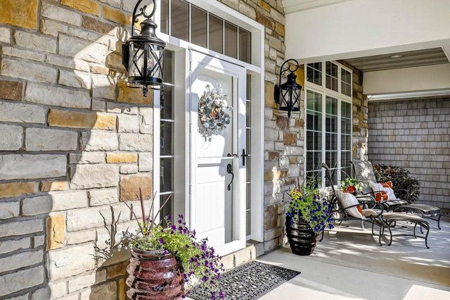 5667 N SUMMERLAND STREET, Appleton, WI 54913