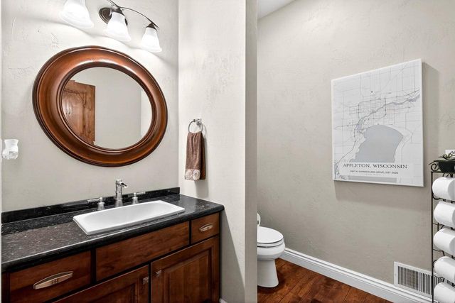 5667 N SUMMERLAND STREET, Appleton, WI 54913