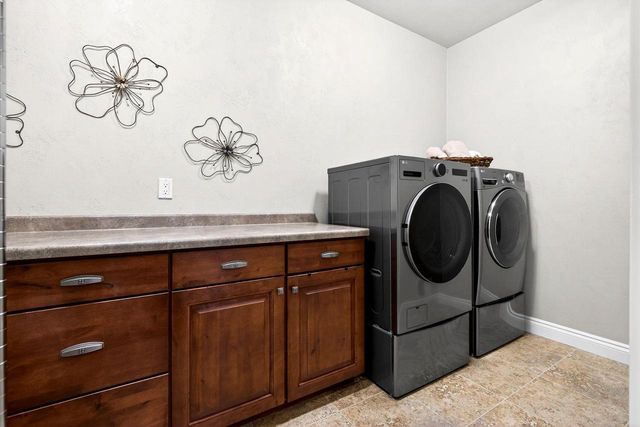 5667 N SUMMERLAND STREET, Appleton, WI 54913