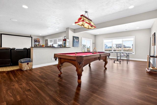 5667 N SUMMERLAND STREET, Appleton, WI 54913