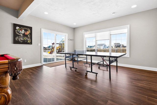 5667 N SUMMERLAND STREET, Appleton, WI 54913