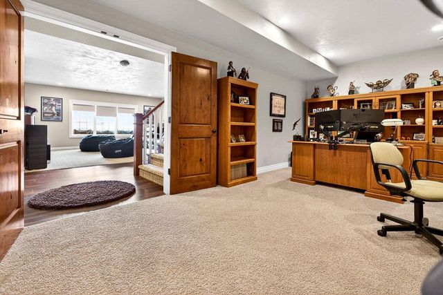 5667 N SUMMERLAND STREET, Appleton, WI 54913