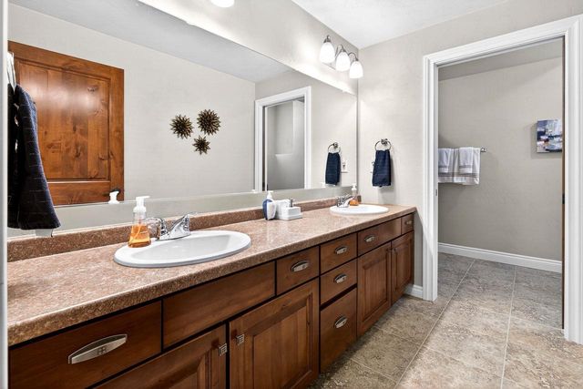 5667 N SUMMERLAND STREET, Appleton, WI 54913