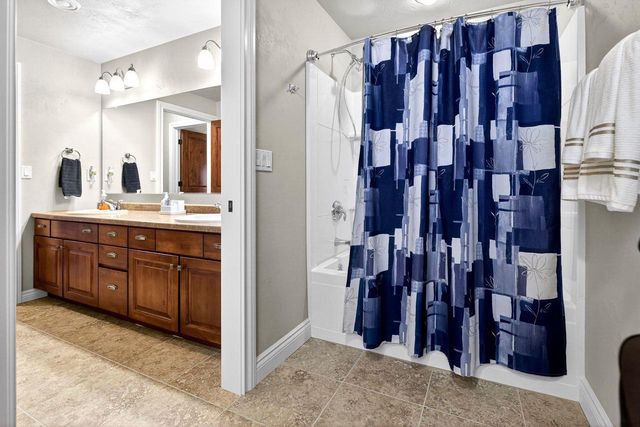 5667 N SUMMERLAND STREET, Appleton, WI 54913