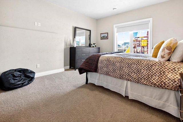 5667 N SUMMERLAND STREET, Appleton, WI 54913