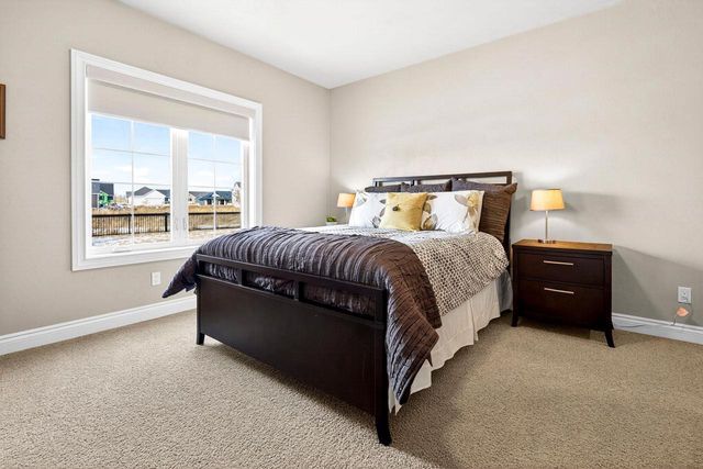 5667 N SUMMERLAND STREET, Appleton, WI 54913