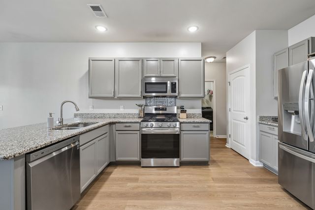 668 Prominence Rd, Columbia, TN 38401