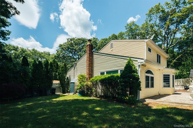 41 Brook Run Drive, Medford, NY 11763