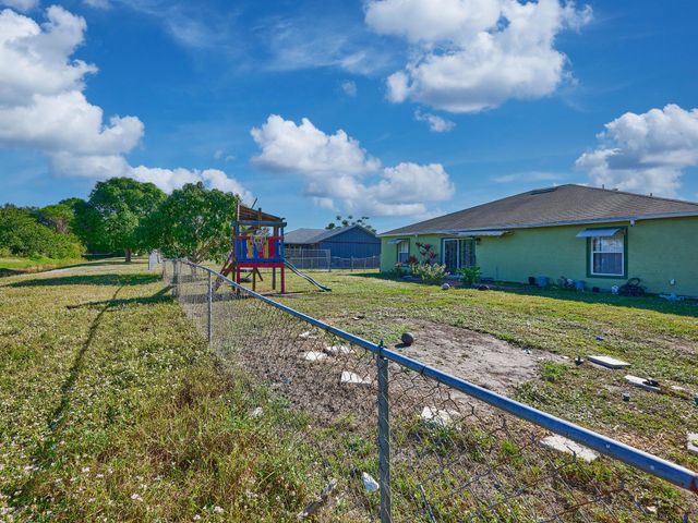 1407 SE Grapeland Avenue, Port St Lucie, FL 34952