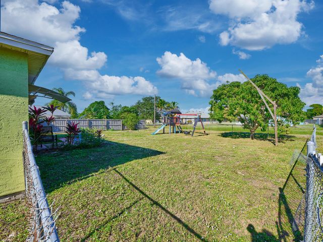 1407 SE Grapeland Avenue, Port St Lucie, FL 34952