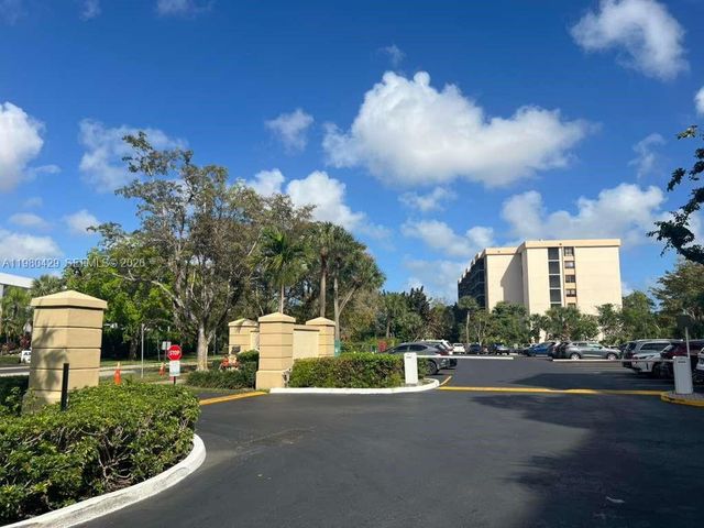 800 NE 195th Street 501, Miami, FL 33179