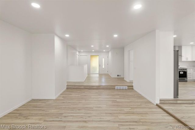 6207 Nicholas Drive, West Bloomfield, MI 48322