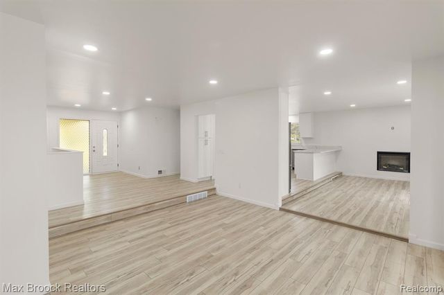 6207 Nicholas Drive, West Bloomfield, MI 48322