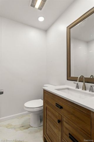 6207 Nicholas Drive, West Bloomfield, MI 48322