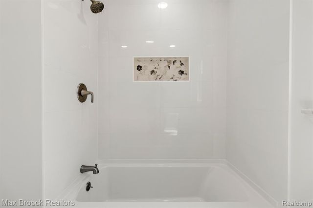 6207 Nicholas Drive, West Bloomfield, MI 48322