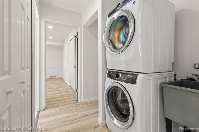 6207 Nicholas Drive, West Bloomfield, MI 48322