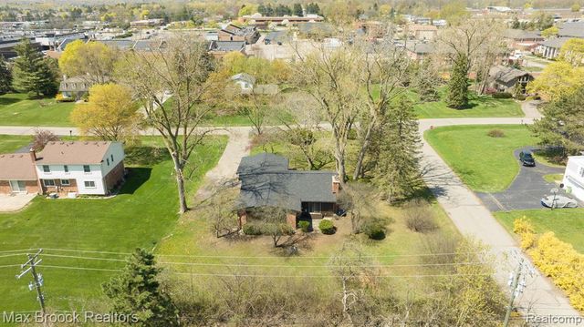 6207 Nicholas Drive, West Bloomfield, MI 48322