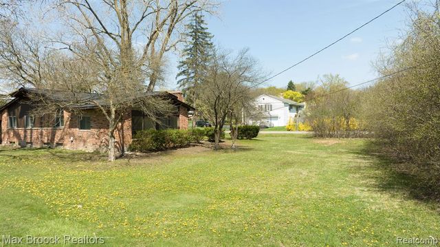 6207 Nicholas Drive, West Bloomfield, MI 48322