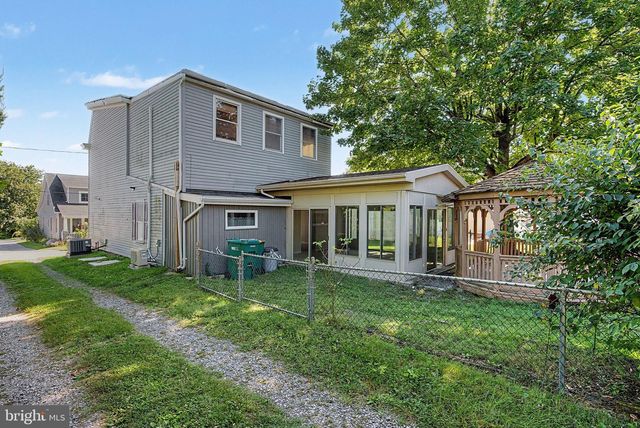 405 KAUFFMAN ST, Boiling Springs, PA 17007