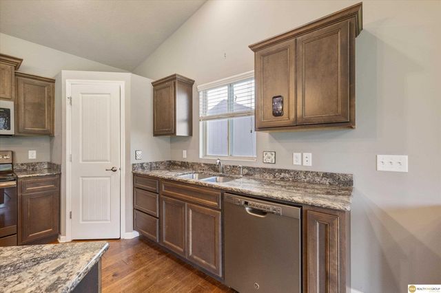 13911 Potter Parkway, Omaha, NE 68142