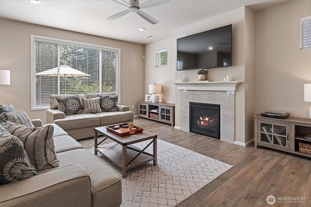17525 Crossing Drive E, Puyallup, WA 98374