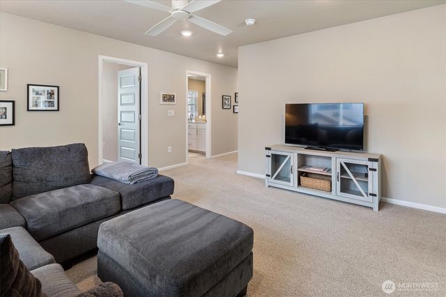 17525 Crossing Drive E, Puyallup, WA 98374