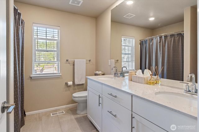 17525 Crossing Drive E, Puyallup, WA 98374