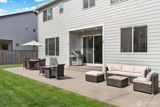 17525 Crossing Drive E, Puyallup, WA 98374