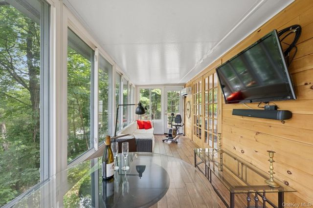 8 Towle Place, Glen Cove, NY 11542