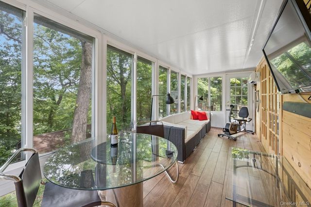 8 Towle Place, Glen Cove, NY 11542