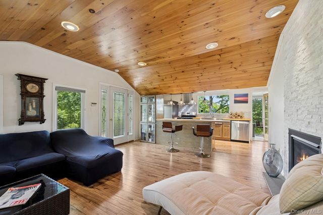 8 Towle Place, Glen Cove, NY 11542