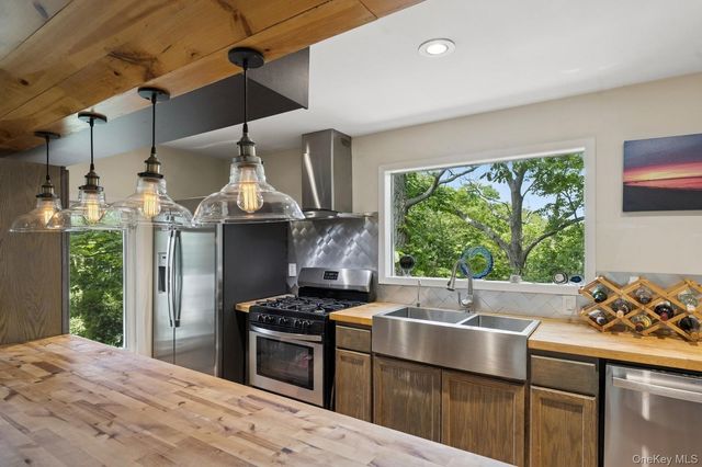 8 Towle Place, Glen Cove, NY 11542