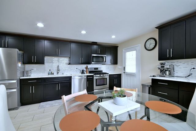 492 Bernice Court, Wheeling, IL 60090