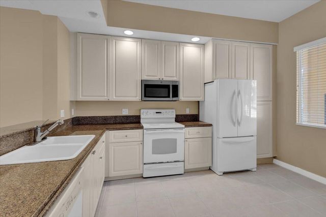 5 HARBOUR ISLE Drive E 103 with Garage, Fort Pierce, FL 34949