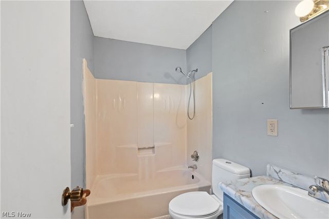 1286 Deforest Road SE, Warren, OH 44484